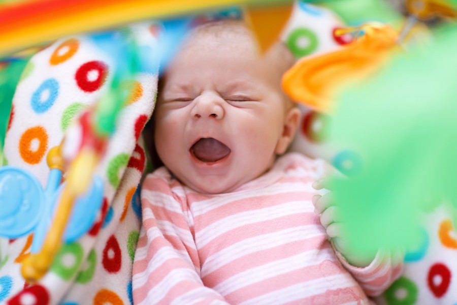 Conseils pour comprendre pourquoi bébé pleure dans son sommeil