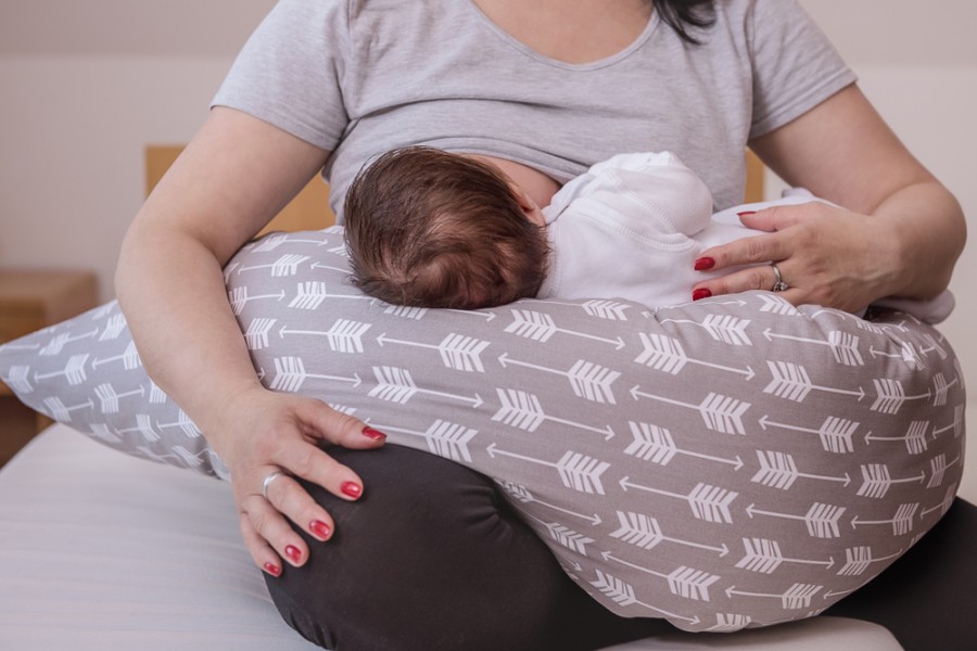 Quelles sont les différentes positions envisageables avec un coussin d'allaitement ?