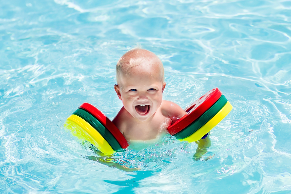 Brassard pour bébé : comment assurer la sécurité de bébé dans l'eau ?
