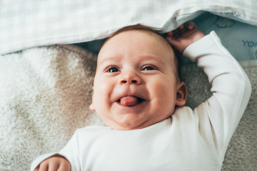 Bébé qui tire la langue : faut-il s'inquiéter ?