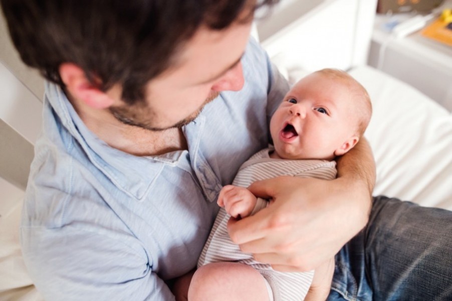 Comprendre pourquoi mon bébé de 1 mois tire la langue