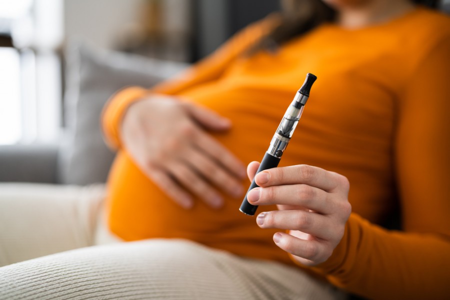 Cigarette électronique pour femme enceinte : une alternative