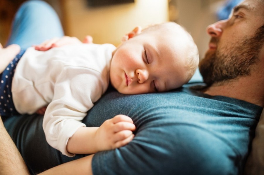 Le cododo : une pratique bénéfique pour le sommeil de bébé ?