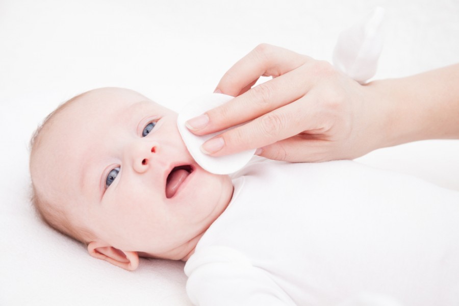 Nettoyer visage bébé : comment procéder ?