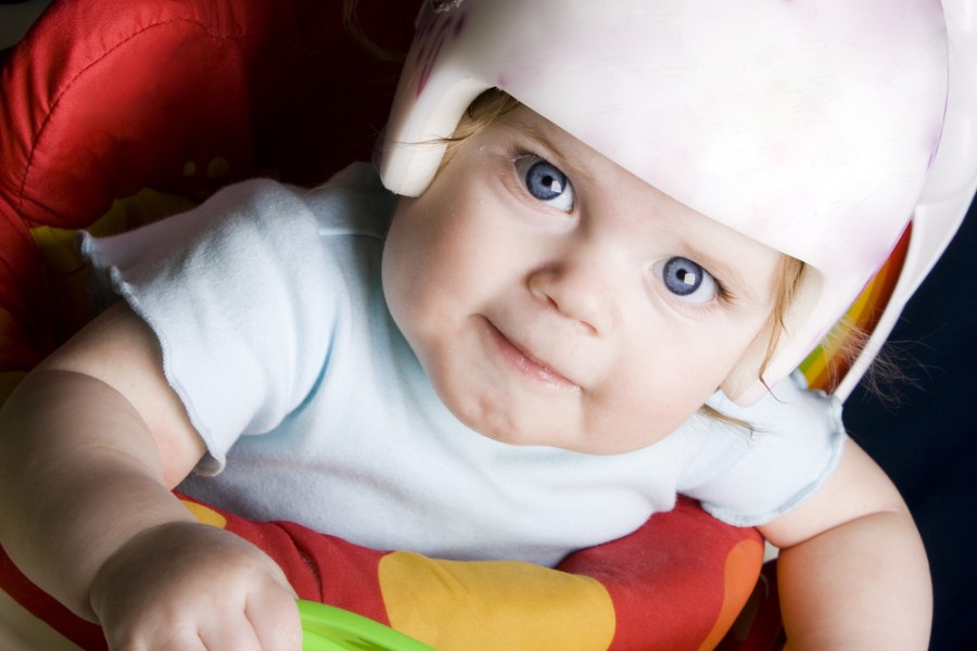 Mettre un casque à un bébé qui commence à marcher ? C'est un grand non -  Madmoizelle