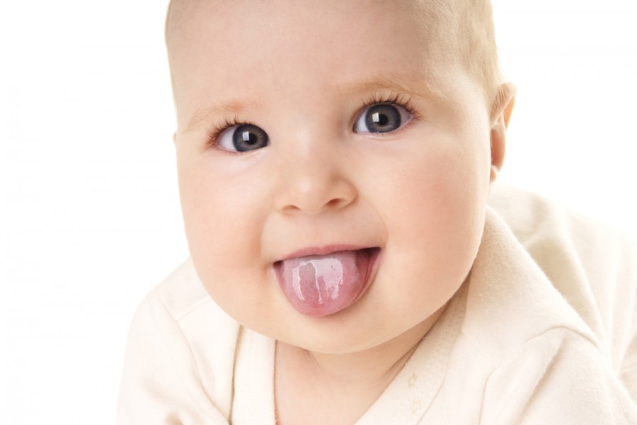 Pourquoi mon bébé de 1 mois tire la langue ?