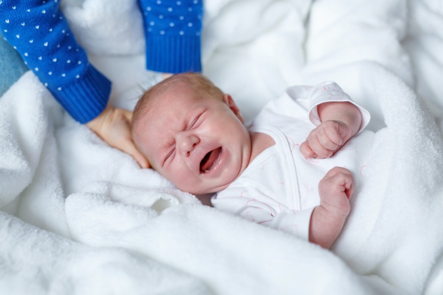 Pourquoi mon bébé pleure-t-il dans son sommeil ?