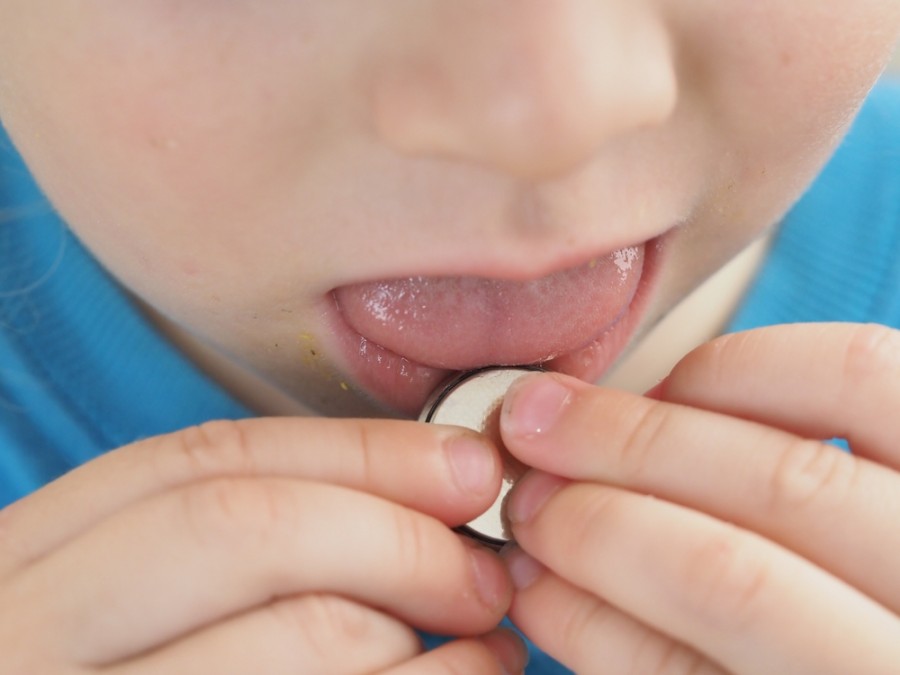 Pourquoi mon enfant sort toujours sa langue ?