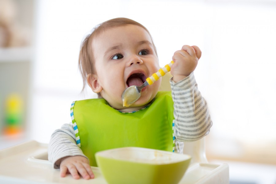 Comment savoir quand bébé mange seul ?