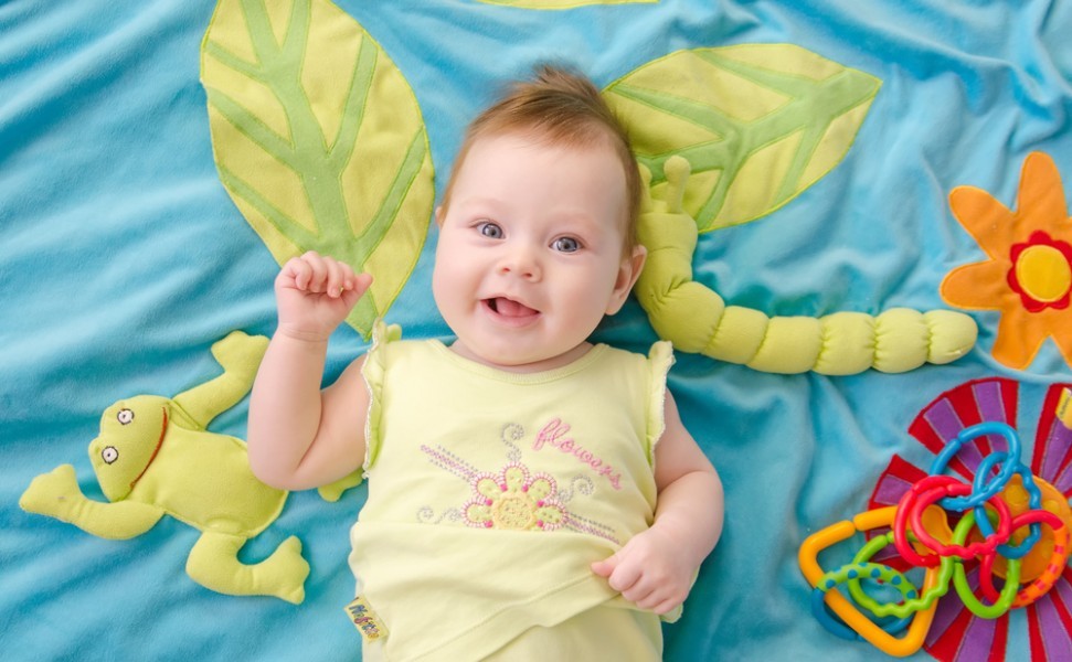 Quand est-ce que mon bébé peut commencer à utiliser un tapis d'éveil ?