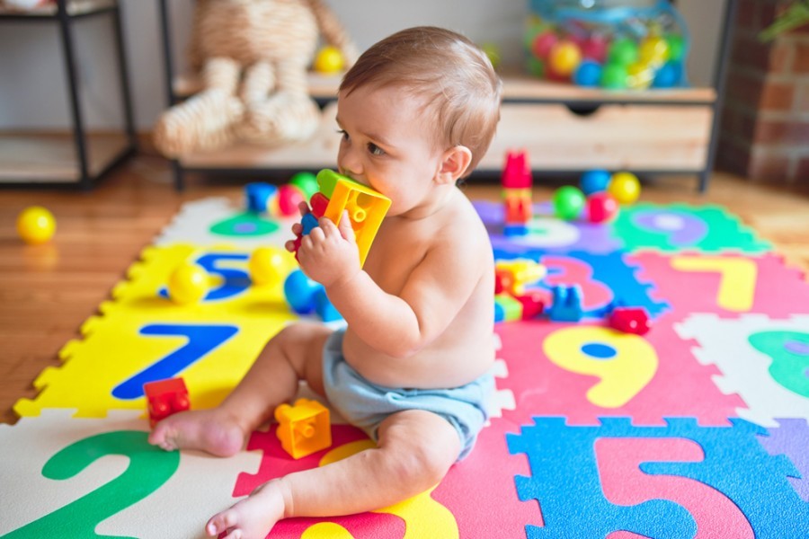 Quand mettre un bébé sur un tapis d'éveil ?