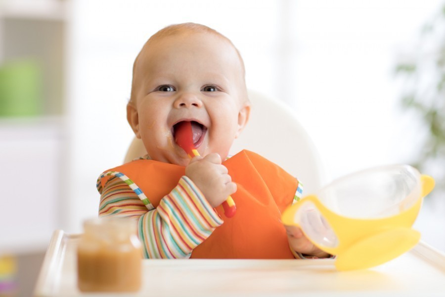 Quand un bébé commence à manger tout