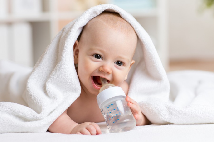 Quelle est la meilleure eau pour les biberons bébé ?