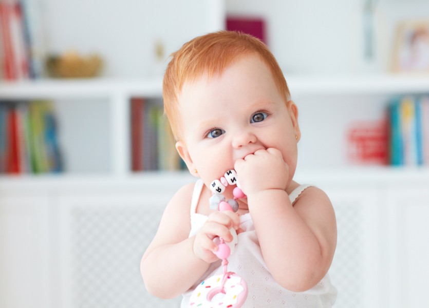 Symptome de poussée dentaire de bébé : comment réagir efficacement ?