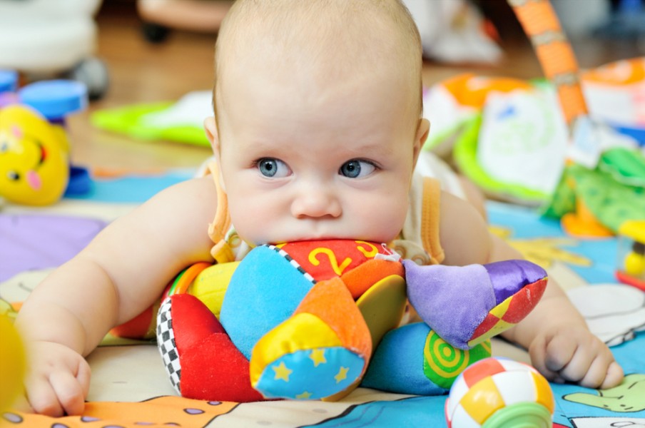 À quel âge un bébé peut-il commencer à utiliser un tapis d'éveil ?